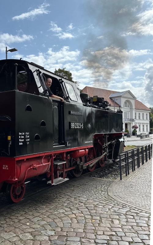 Historische Dampflok am Bahnsteig