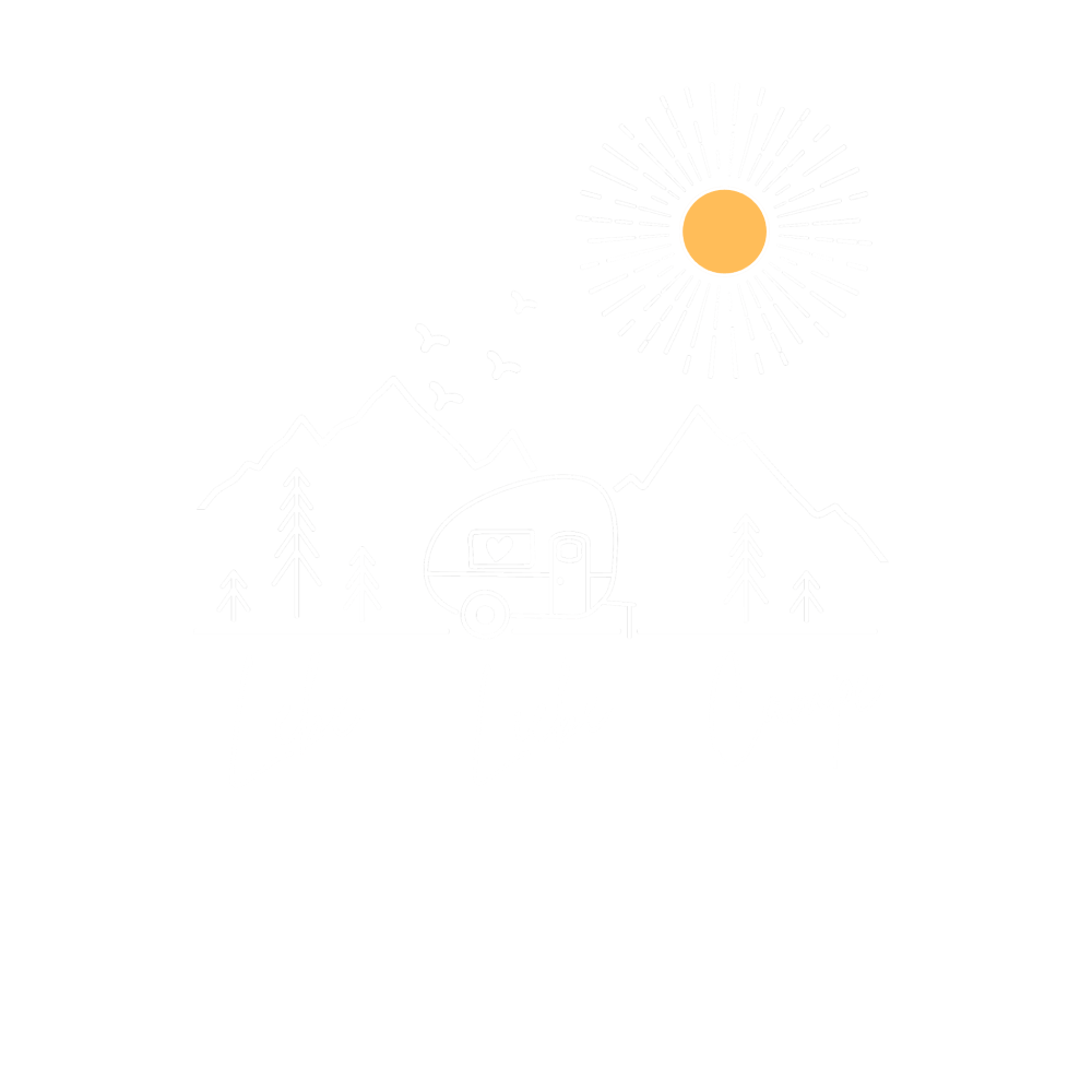 Motiv „Lebe Liebe Campe“ mit Wohnwagen, Bergen, Tannen und Sonne